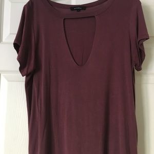 Maroon chest cut out t-shirt. L